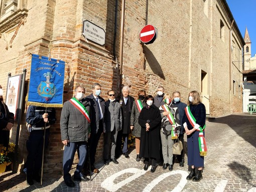 L'emozionante momento della cerimonia di intitolazione della via a Giulio Parusso, in centro a Corneliano
