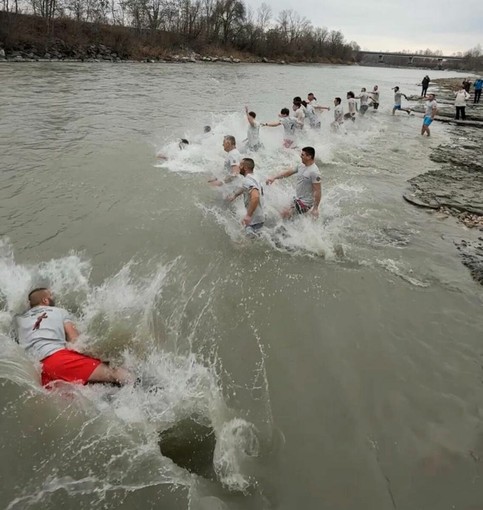 Neive, la comunità ortodossa celebra il Battesimo di Gesù con la “grande benedizione" nelle acque del Tanaro