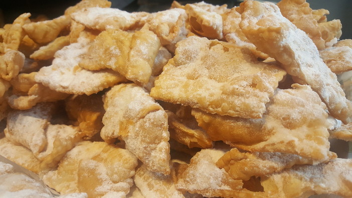Le Chiacchiere: storia e ricetta del dolce simbolo del Carnevale Le Chiacchiere: storia e ricetta del dolce simbolo del Carnevale