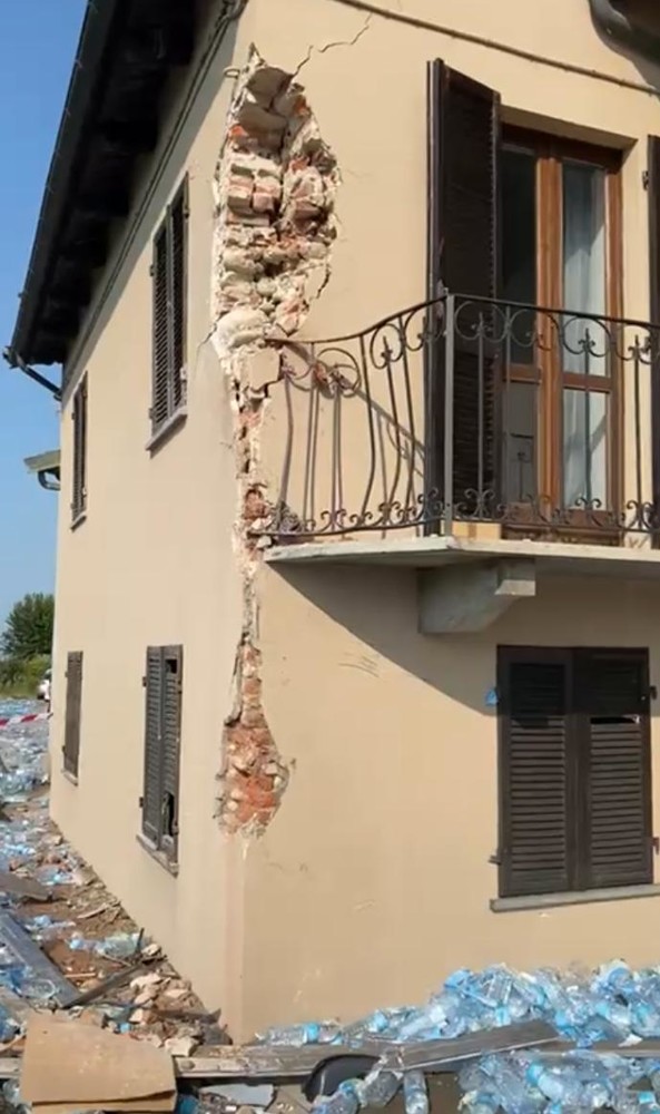 Incidente a Fossano: camion finisce contro un'abitazione e perde il carico di bottiglie d'acqua sulla strada