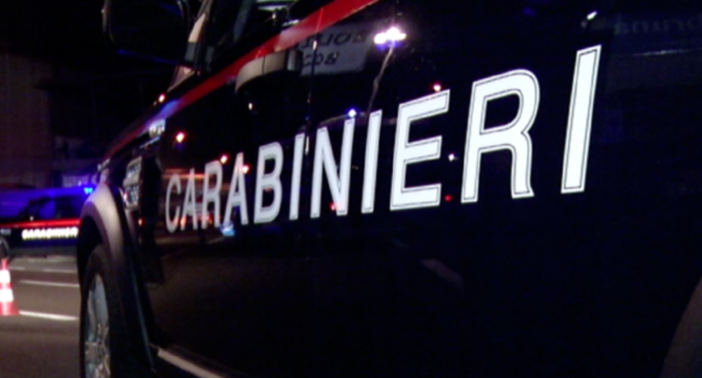 Auto fuori strada nella notte a Borgo San Dalmazzo: cinque giovani (illesi) si allontanano dal veicolo