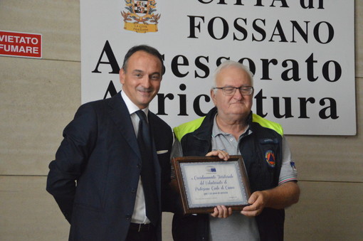 Roberto Gagna, coordinatore provinciale volontari della Protezione Civile della Provincia di Cuneo, qui premiato dal governatore Cirio