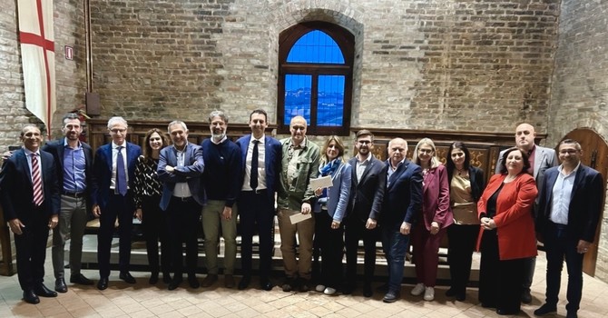 La consegna dei contributi all’Associazione Apea Italia-Amici di Pier e Checco e all’Associazione Ludica La consegna dei contributi all’Associazione Apea Italia-Amici di Pier e Checco e all’Associazione Ludica