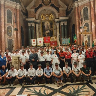 Foto collettiva di Alpini, associazioni e autorità civili, militari e religiose