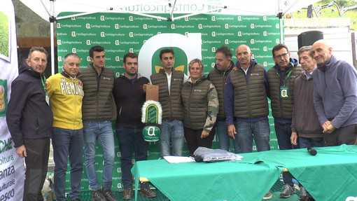 &quot;Caluma el vache&quot; celebra il ritorno a valle: premiato il malgaro Michele Gastaldi [VIDEO]