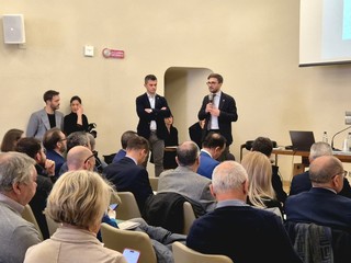 L'assessore Edoardo Fenocchio e il sindaco Alberto Gatto durante la presentazione della pista ciclabile Alba-Canelli L'assessore Edoardo Fenocchio e il sindaco Alberto Gatto durante la presentazione della pista ciclabile Alba-Canelli