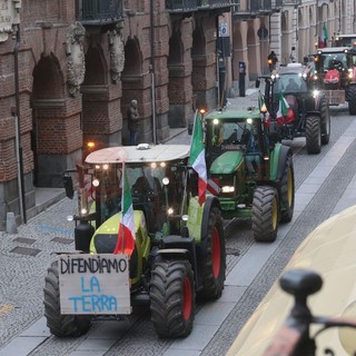 Il corteo dei trattori in via Roma a Fossano