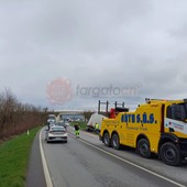 Ennesimo incidente sulla provinciale 7: camion esce di strada e resta in bilico sulla banchina