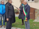 Chris Bangle insignito del mantello dal sindaco Piercarlo Adami (Foto M. Ascheri)