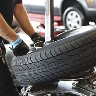 Dal oggi un mese di tempo per montare le gomme invernali: l'obbligo scatterà il 15 novembre Dal oggi un mese di tempo per montare le gomme invernali: l'obbligo scatterà il 15 novembre