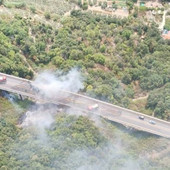 Camion carico di carta in fiamme sull'autostrada A6: rimosso un cantiere e riattivato il collegamento con la Liguria Camion carico di carta in fiamme sull'autostrada A6: rimosso un cantiere e riattivato il collegamento con la Liguria