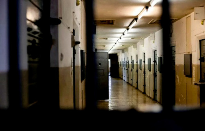 Dà fuoco alla cella nel carcere di Cuneo e perde i sensi: salvato dagli agenti di polizia penitenziaria