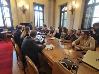 Alcuni momenti dell'incontro tenuto ieri in Prefettura Alcuni momenti dell'incontro tenuto ieri in Prefettura
