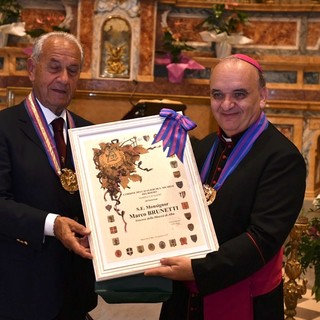 Il vescovo, monsignor Brunetti, col gran maestro roerino Carlo Rista (Foto Paolo Destefanis)