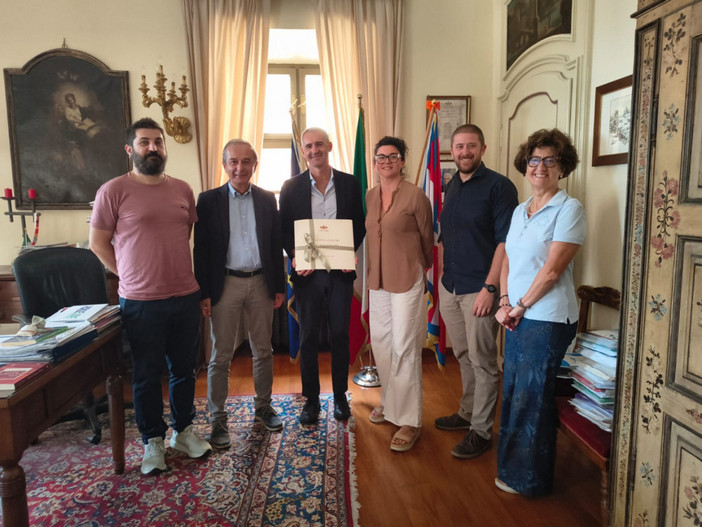 La Giunta comunale di Bra ha ricevuto il neo Cavaliere alla Repubblica Dino Borri La Giunta comunale di Bra ha ricevuto il neo Cavaliere alla Repubblica Dino Borri