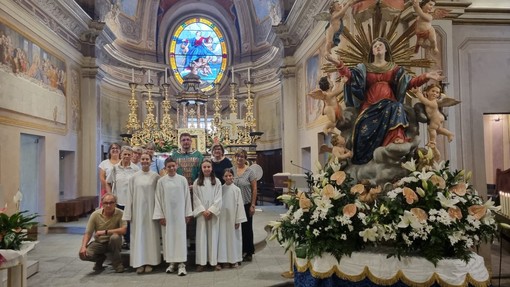 Don Daniele Mollo tra ministranti e fedeli Don Daniele Mollo tra ministranti e fedeli