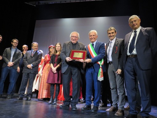 Don Silvio Mantelli riceve il riconoscimento assegnatogli dal Comune per le attività dello speciale museo da lui qui fondato cinque anni fa