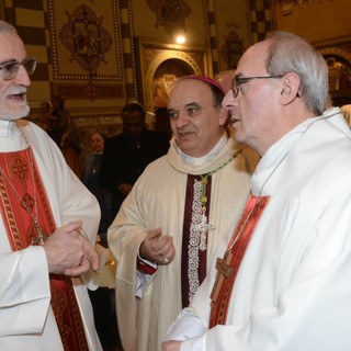 Padre Moscone, a destra, coi vescovi di Alba, Brunetti, e di Vercelli, Arnolfo (Foto Severino Marcato/Gazzetta d'Alba)