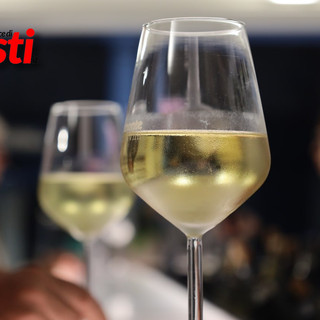 Douja d’Or, l’Asti Docg alza i calici: dieci giorni tra bollicine, cocktail e degustazioni Douja d’Or, l’Asti Docg alza i calici: dieci giorni tra bollicine, cocktail e degustazioni