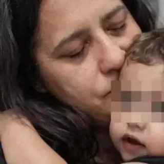 Il piccolo Domenico con la madre Patrizia (foto Adnkronos)