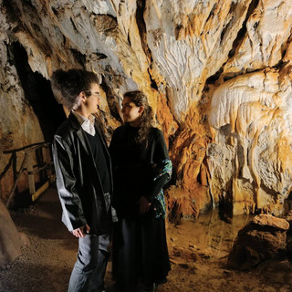 Il Duo Kairos alla Grotta dei Dossi, la scorsa estate. Domenica 6 luglio l'esibizione al Santuario di Santa Lucia