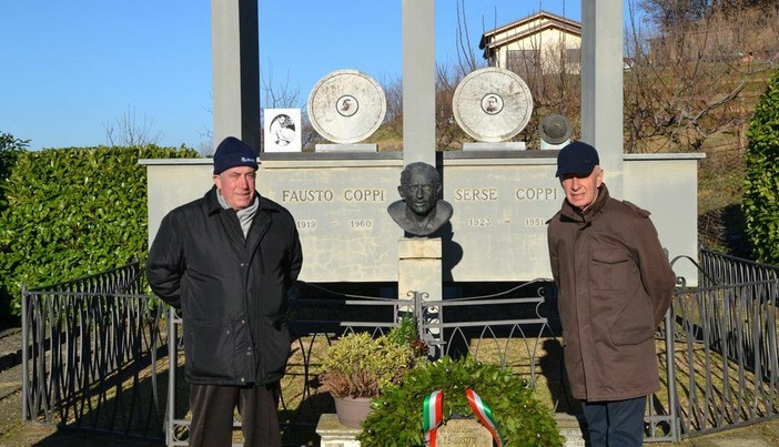 Delegazione braidese davanti al monumento in onore di Fausto Coppi