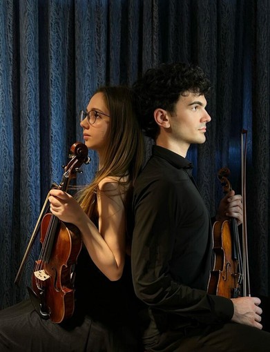 In foto "Eugène", duo di violini formato da Francesca Conte e Samuele Piccolo