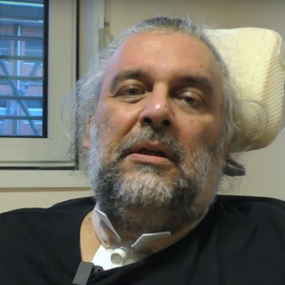 Don Riccardo Robella in un fotogramma del video pubblicato su Youtube nel canale Trinitube