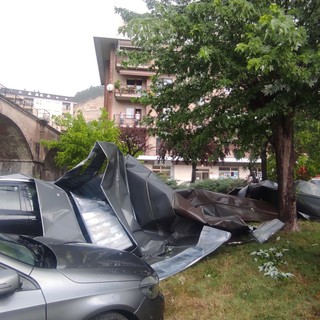 Raffiche di vento fortissime a Ceva: scoperchiato un tetto, lamiere sulle auto [FOTO]