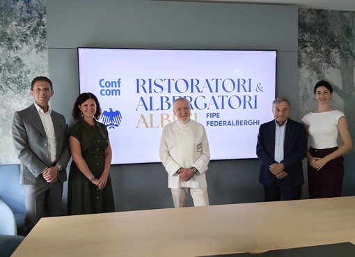 Il presidente e il direttore ACA, Viglione e Pace, il presidente dell’Associazione Ristoratori &amp; Albergatori Albesi Camia e la responsabile Marketing  Bergadano e Ferrero, Sales &amp; Project Manager di Langhe Experience