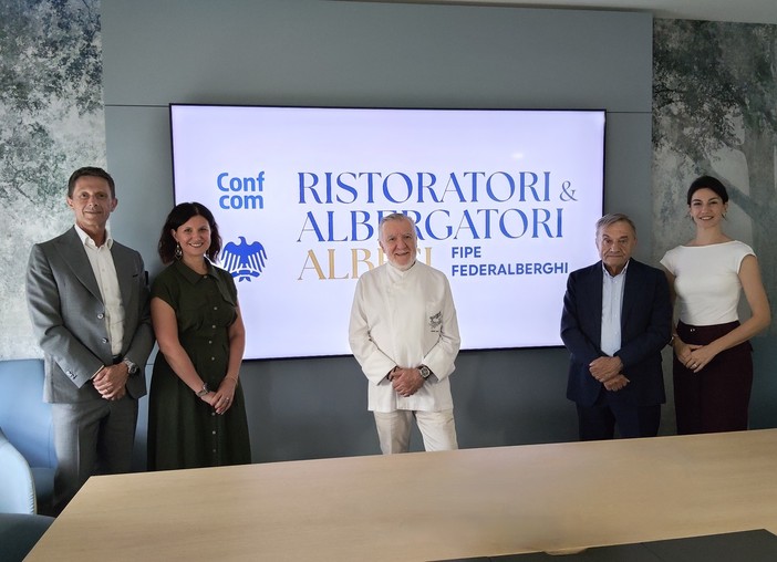Il presidente e il direttore ACA, Viglione e Pace, il presidente dell’Associazione Ristoratori & Albergatori Albesi Camia e la responsabile Marketing Bergadano e Ferrero, Sales & Project Manager di Langhe Experience Il presidente e il direttore ACA, Viglione e Pace, il presidente dell’Associazione Ristoratori & Albergatori Albesi Camia e la responsabile Marketing Bergadano e Ferrero, Sales & Project Manager di Langhe Experience