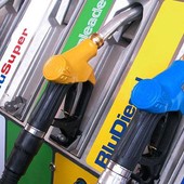 Caro carburanti, Eni mette un tetto ai prezzi: benzina a 1,99 euro e diesel a 2,19 euro Caro carburanti, Eni mette un tetto ai prezzi: benzina a 1,99 euro e diesel a 2,19 euro