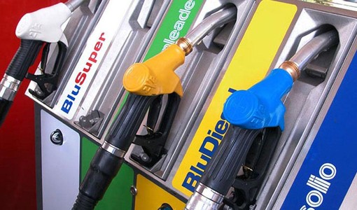 Caro carburanti, Eni mette un tetto ai prezzi: benzina a 1,99 euro e diesel a 2,19 euro Caro carburanti, Eni mette un tetto ai prezzi: benzina a 1,99 euro e diesel a 2,19 euro