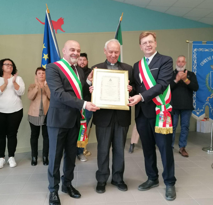 Don Giorgio Burdisso, nel 2022, alla consegna della cittadinanza onoraria