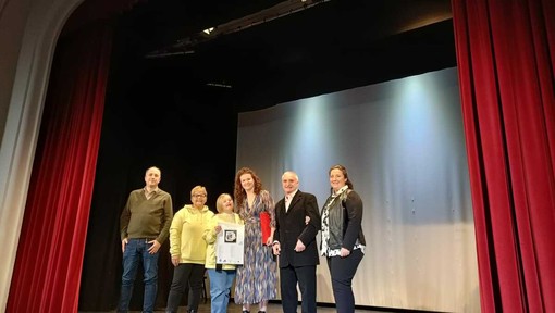 Risate, musica e solidarietà: Harold Haupwood anima il Teatro Salomone di Cherasco