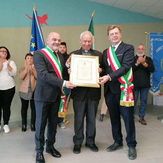 Don Giorgio Burdisso, nel 2022, alla consegna della cittadinanza onoraria