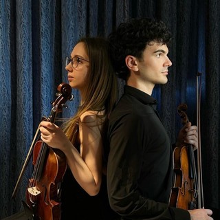 In foto "Eugène", duo di violini formato da Francesca Conte e Samuele Piccolo In foto "Eugène", duo di violini formato da Francesca Conte e Samuele Piccolo
