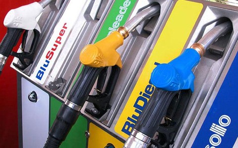 Caro carburanti, Eni mette un tetto ai prezzi: benzina a 1,99 euro e diesel a 2,19 euro