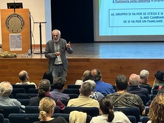 Il dottor Renzo De Stefani, psichiatra italiano noto per aver diretto fino al 2018 il Servizio di Salute Mentale della Provincia di Trento, dove ha introdotto l'approccio del "fare assieme" e ha affiancato l'associazione Di.A.Psi Alba Bra negli ultimi due anni Il dottor Renzo De Stefani, psichiatra italiano noto per aver diretto fino al 2018 il Servizio di Salute Mentale della Provincia di Trento, dove ha introdotto l'approccio del "fare assieme" e ha affiancato l'associazione Di.A.Psi Alba Bra negli ultimi due anni