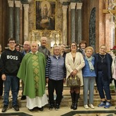 Don Livio Sola con un coro del Santuario della Madonna dei Fiori di Bra