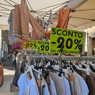 Saldi, Confcommercio: "Continuano a essere un'opportunità". Da oggi scattano i dazi sui pacchi in arrivo dalla Cina