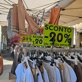 Saldi, Confcommercio: "Continuano a essere un'opportunità". Da oggi scattano i dazi sui pacchi in arrivo dalla Cina Saldi, Confcommercio: "Continuano a essere un'opportunità". Da oggi scattano i dazi sui pacchi in arrivo dalla Cina