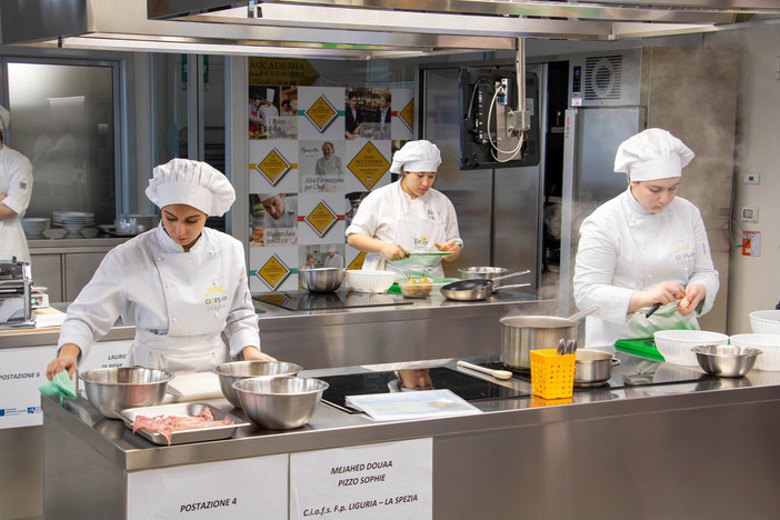 "Il territorio in tavola", dodici squadre di scuole alberghiere si sfidano ad Alba con Pera Madernassa, Robiola e Nocciola Piemonte [FOTO]