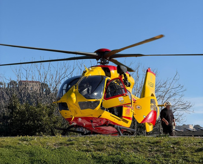 Schianto tra bici e camionetta dei Samu sulla SS20 del  Colle di Tenda: gravi traumi per un 30enne