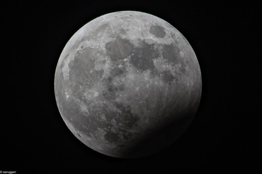 Un buongiorno con l'eclissi: i cuneesi si sono svegliati con lo spettacolo della super luna