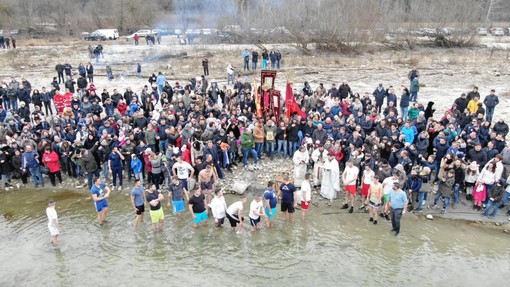Torna a Neive la celebrazione dell'Epifania macedone con il bagno nel fiume Tanaro