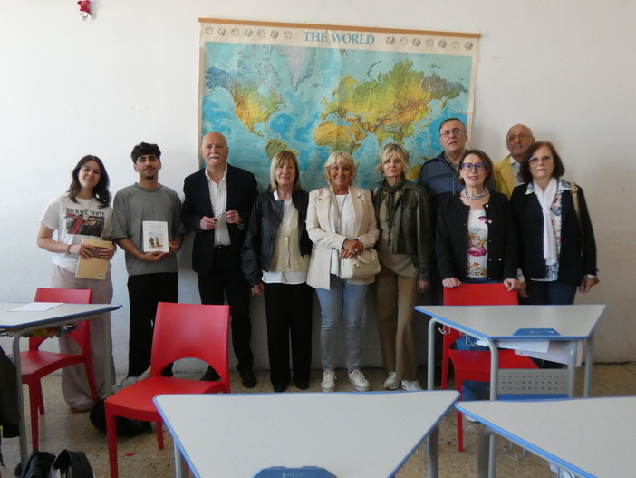 Gli studenti dell’Istituto Magistrale Statale di Alba, diplomati nel 1976, sono tornati tra i banchi mezzo secolo dopo