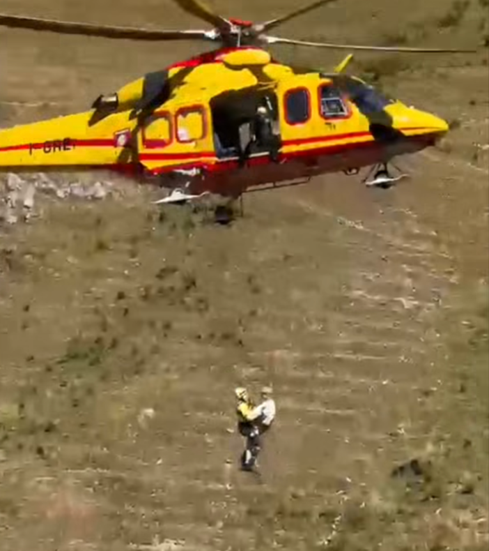 Roaschia, cade e si infortuna un braccio: recuperato e portato a valle [VIDEO]