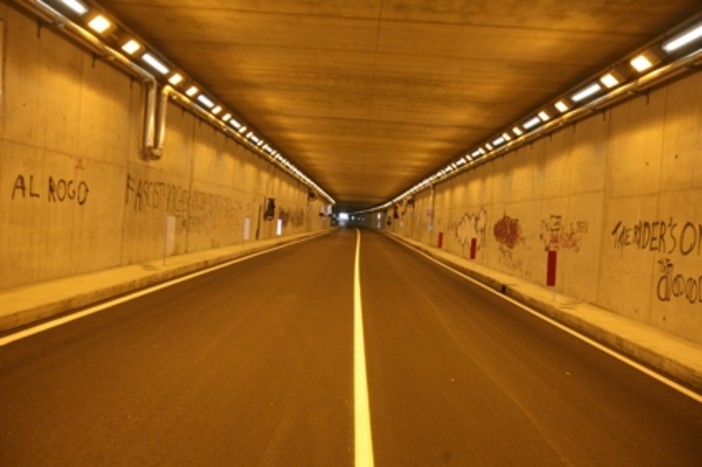 Tunnel Est-Ovest di Cuneo, paura e polemiche: “Rischi inaccettabili, servono mezzi più sicuri”