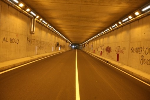 Tunnel Est-Ovest di Cuneo, paura e polemiche: “Rischi inaccettabili, servono mezzi più sicuri”